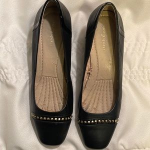 Easy spirit black leather dress shoes, size 8 1/2.